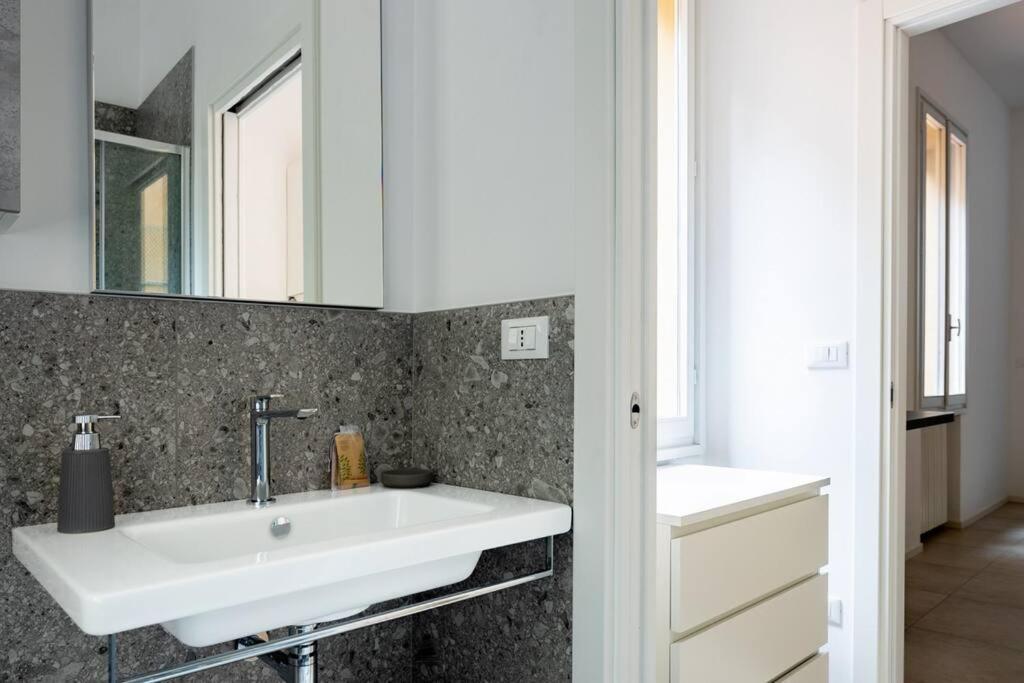 Apartment Isaia - 10 Minutes From Piazza Maggiore Bologna Exteriör bild